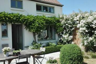 تختخواب و صبحانه Little Cottage