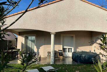 住宿加早餐  Maison Entière 4 Lits 8 Pl Avec Jacuzzi Proche Du Safari De Peaugres