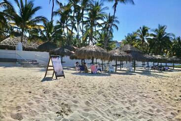Marina Suites By Andiani Travel