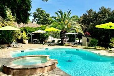 مبيت وإفطار Santolines En Provence