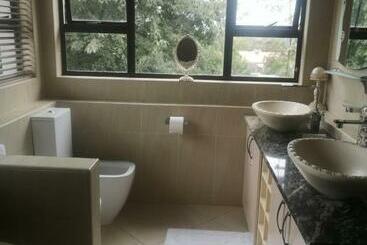 پانسیون Bristow Luxury Suites With Back Up Power And Free Wi Fi