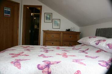 تختخواب و صبحانه Crackin View Guest House