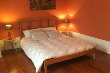 تختخواب و صبحانه Augustodun Home