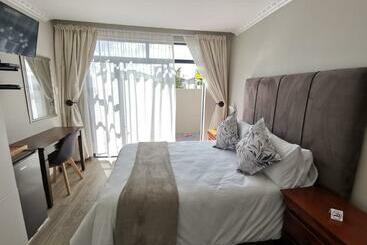پانسیون Lucolo Palace B&b   East London