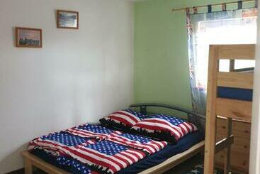 تختخواب و صبحانه Iowa Room