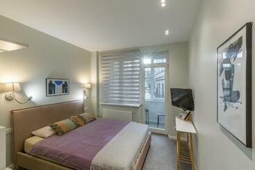 Art & Comfort Rooms