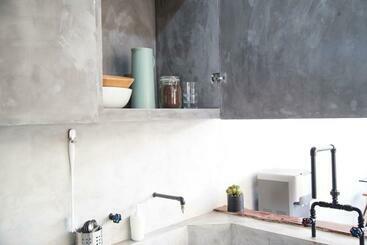 تختخواب و صبحانه Flores Passport House