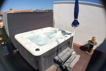 تختخواب و صبحانه Nueva Suite Jacuzzi Relax Beach & Mountain