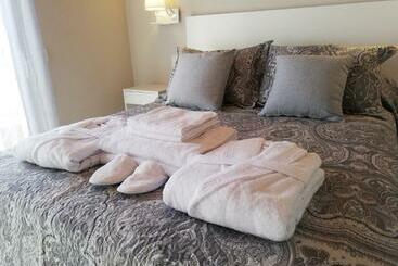تختخواب و صبحانه Nueva Suite Jacuzzi Relax Beach & Mountain