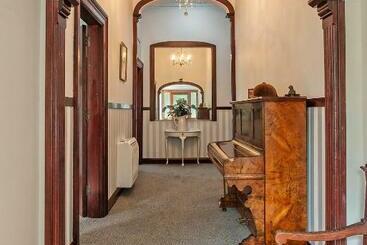 تختخواب و صبحانه Pepper Tree Villa