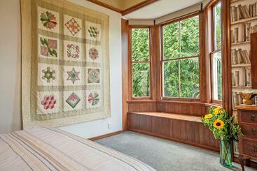 تختخواب و صبحانه Pepper Tree Villa
