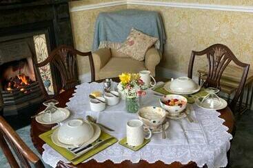 تختخواب و صبحانه Ballyginniff Farm House