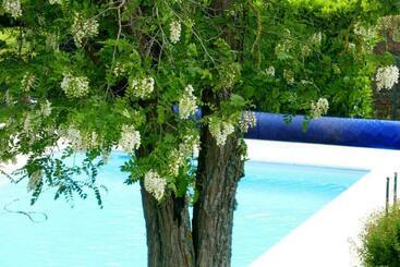 تختخواب و صبحانه La Ferme D Aigurolles