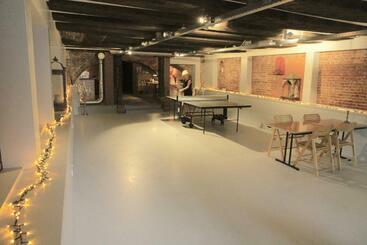 تختخواب و صبحانه Top Notch Apartment Along Canal In Historic Centre