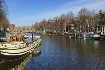 تختخواب و صبحانه Top Notch Apartment Along Canal In Historic Centre