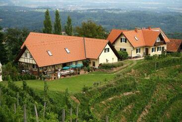 ベッドアンドブレックファースト Weingut Albert, Familie Cramer