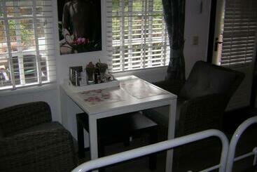 Prive Tuinhuis B&b Elly