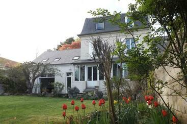 تختخواب و صبحانه Au Coeur De Soissons 1