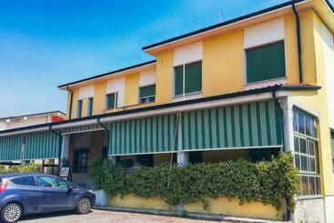 هتل Albergo La Rovere