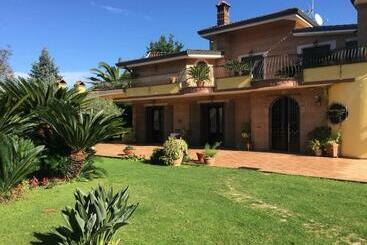 مبيت وإفطار Villa Luisa