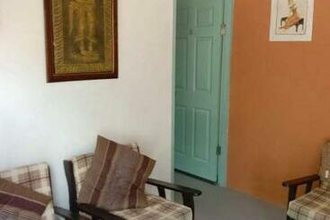 هتل Travellers Rest