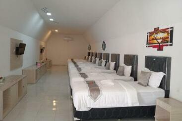 Madu Tiga Beach And Resort