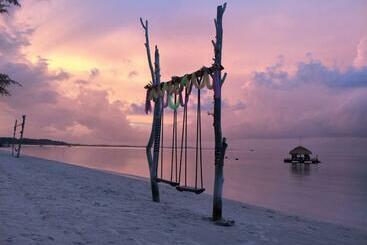 Madu Tiga Beach And Resort