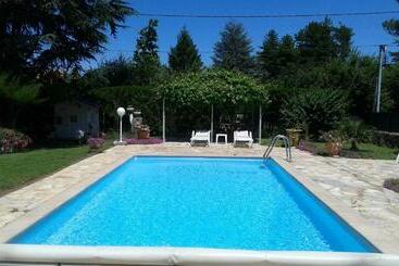تختخواب و صبحانه Domaine De Lazuel
