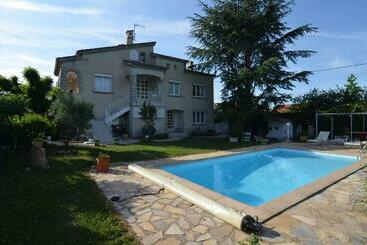 تختخواب و صبحانه Domaine De Lazuel