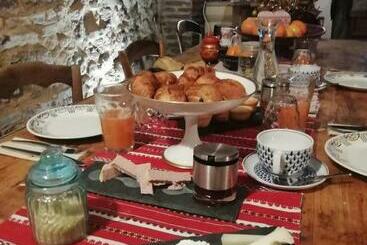 تختخواب و صبحانه La Lauze Et L Anguille