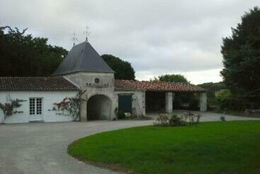 تختخواب و صبحانه Le Logis Du Plessis