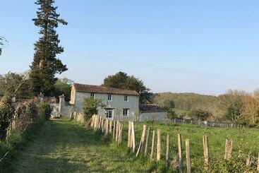 تختخواب و صبحانه Le Logis Du Plessis