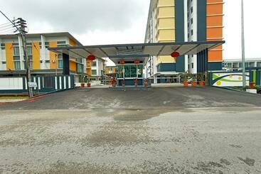 בית מלון כפרי Oyo 90187 Hello Kitty Homestay  Gated Sibu