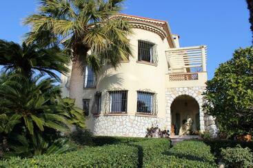 تختخواب و صبحانه Villa Calliste