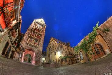 تختخواب و صبحانه Adrihof à Riquewihr, Cour De L Abbaye D Autrey