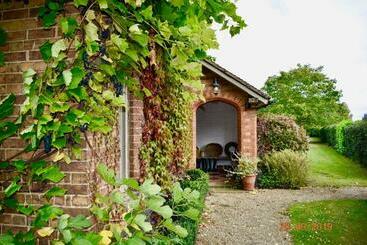 تختخواب و صبحانه White Hall Farm