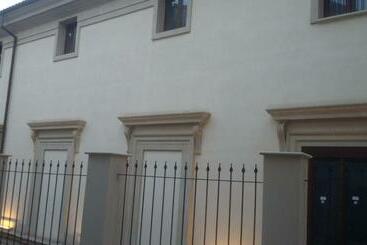 تختخواب و صبحانه Sotto Il Castello