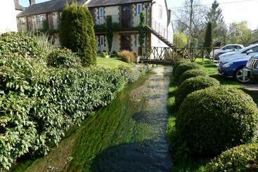 هتل The Poachers Inn