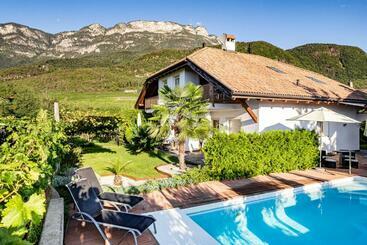 ホテル Prälatenhof Wine & Apartments