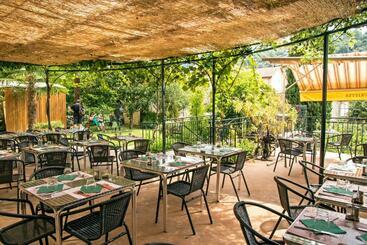 هتل Hôtel Restaurant Les Touristes