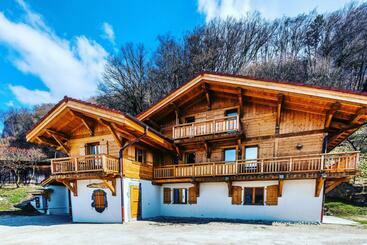 مبيت وإفطار Chantemerle 1741, Chambres D Hôtes à La Montagne