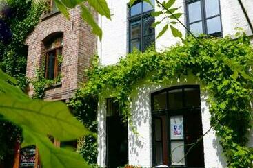 تختخواب و صبحانه Heaven At 11, Your Deluxe Studio With Personal Bathroom, Kitchenette & Terrace