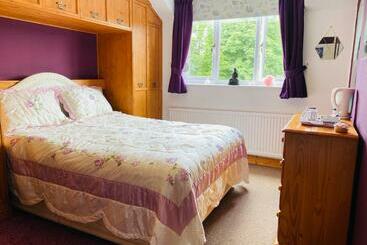 تختخواب و صبحانه Camelot Retreat   Tor View