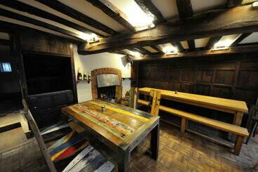 هاستل The Marlborough