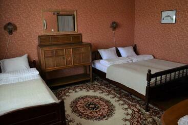 Kraavi Guest Hostel