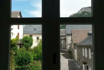 تختخواب و صبحانه Maison Bergoun
