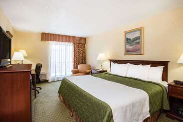 ホテル Days Inn & Suites By Wyndham Sutton Flatwoods