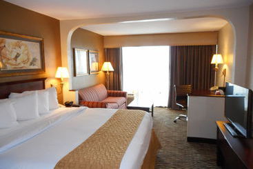 هتل Quality Inn Near Hampton Coliseum