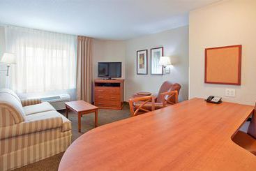 هتل Candlewood Suites Kansas City Airport