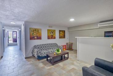 هتل Halaris Rooms